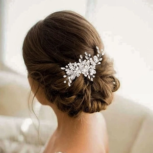 Vue détaillée du peigne de mariée en alliage d'argent avec cristaux et perles sur chignon