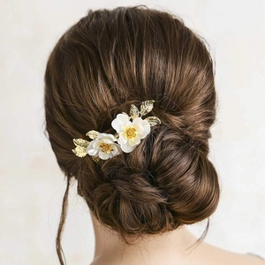 Peigne à Cheveux de Mariée Lotus Blanc Cœur de Fleur d'Or Accessoires de Cheveux de Mariage Élégant Feuille de Métal Femme