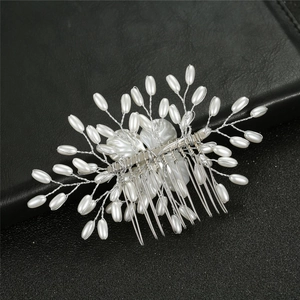 Peigne à cheveux de mariée élégant avec fil d'argent et perles blanches pour mariage
