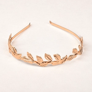 Makro-Detail von elegantem Roségold-Legierung Blatt-Haarreif für Hochzeiten
