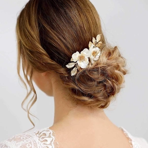 Peigne à cheveux de mariée élégant avec lotus blancs et feuilles dorées pour mariage