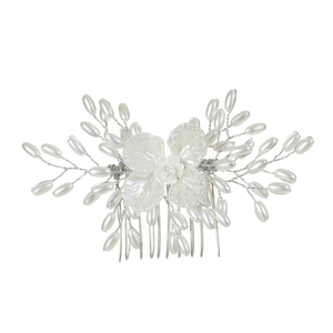 Vue détaillée du peigne à cheveux de mariée avec perles blanches et fleurs en fil d'argent