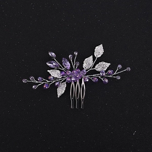 Elegante pettine per capelli in argento con cristalli viola su sfondo nero scintillante