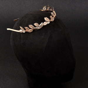 Makro-Detail des goldenen Blatt-Haarreifs mit griechischer Lorbeerkranz-Textur