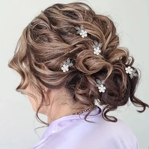 Élégantes Pics à Cheveux en Forme de U avec Fleurs Blanches et Feuilles Ajourées Argent Métal Strass Mariée Bijoux Cheveux