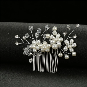 Détail du peigne à cheveux mariée avec perles et cristaux sur fil d'argent élégant