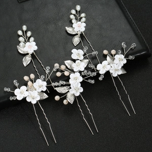 Détails des épingles à cheveux fleurs blanches avec feuilles argentées et perles mariée