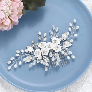 Détail du peigne de mariée fait main avec fleurs en céramique blanche et perles fines