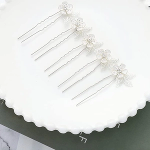 Lot de 5 épingles à cheveux fleurs blanches avec feuilles évidées pour la mariée