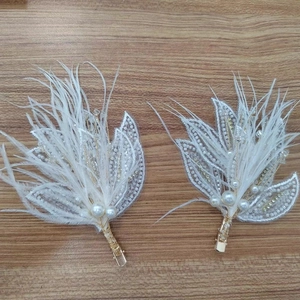Paire de barrettes à plumes blanches avec perles et base en métal doré pour filles