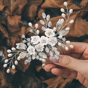 Peigne à cheveux de mariée fait main avec fleurs en céramique, perles et cristaux argent