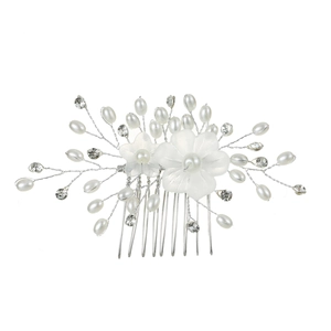 Détail d'un peigne à cheveux de mariée fait main avec perles blanches, fleurs et cristaux