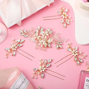 Détail d'un ensemble de peignes et épingles de mariée avec perles et cristaux sur fond rose