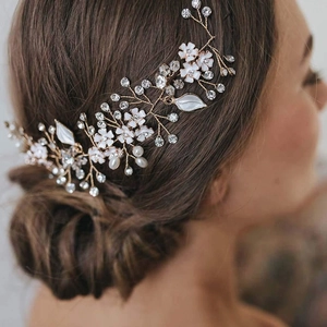 Eleganter Braut-Haarschmuck mit weißen Blumen, Kristallen und Perlen für die Hochzeit