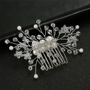 Vue détaillée d'un peigne de mariage avec perles, cristaux et fleurs en fil d'argent