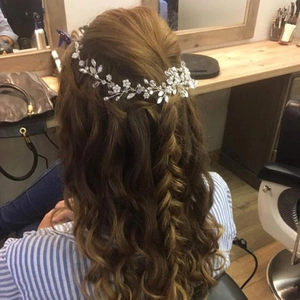 Vigne de cheveux de mariée argentée faite main avec perles et cristaux pour mariage
