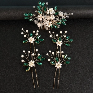 Détail d'un ensemble de mariée 5 pièces avec cristaux émeraude et perles sur fil doré