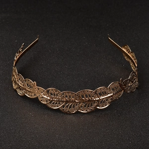 Nahaufnahme des goldenen Blatt Stirnbands im Vintage Lorbeerstil auf schwarzem Grund