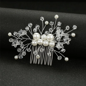 Détail d'un peigne de mariage avec perles blanches et fleurs dépolies sur fond noir