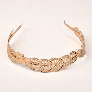 Detailaufnahme des goldenen Legierungshaarreifens mit filigranem hohlem Blattdesign
