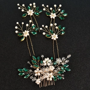 Détail du set de 5 accessoires de mariage avec cristaux verts et perles dorées