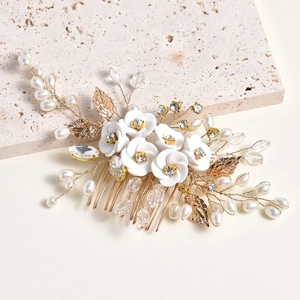 Peigne à cheveux de mariée avec fleurs blanches, perles et feuilles dorées élégantes