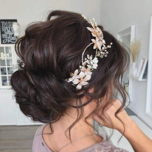 Goldenes Braut Haarband mit Blumen, Strasssteinen und Perlen Ranke Haarschmuck