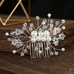 Détail de peigne à cheveux de mariée fait main avec perles et motifs floraux givrés
