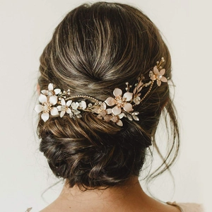 Eleganter Haarreif in Roségold mit Blumen, Perlen und Kristallen für Hochzeitsfrisuren