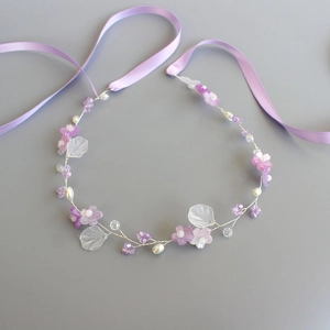 Elegante cerchietto floreale con petali viola e nastri di raso per le donne