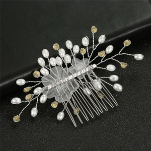Détail du peigne à cheveux mariée en fil d'argent avec perles et fleurs mates