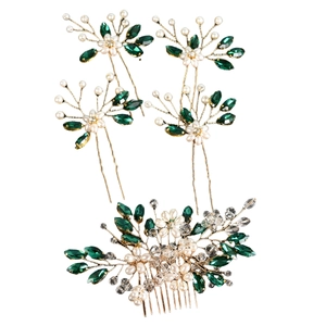 Détail du lot de 5 peignes à cheveux de mariage avec cristaux verts et perles