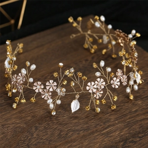 Handgefertigter Braut Haarschmuck mit rosa Blumen, Perlen und Kristallen auf Golddraht