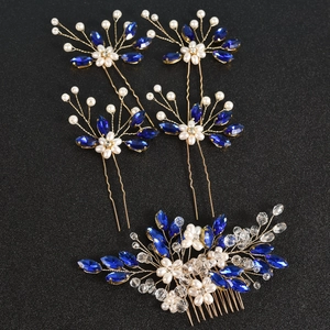 Détails d'un ensemble de peignes et épingles à cheveux de mariée avec cristaux bleus
