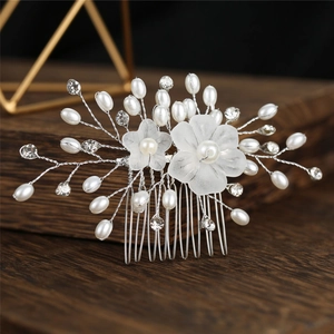 Détails d'un peigne à cheveux mariée fait main avec fleurs en résine, perles et cristaux
