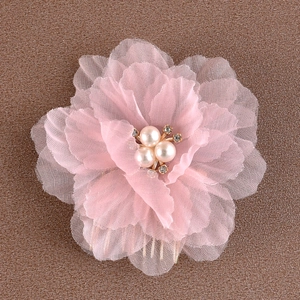 Vue détaillée d'un peigne à cheveux avec fleurs en tissu rose perles et strass brillants