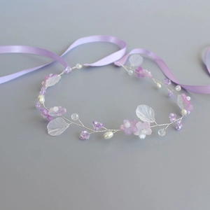 Elegante fascia floreale lavanda con perle, cristalli e fiori di seta su nastro