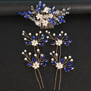 Détails d'un ensemble de peignes et épingles de mariée avec cristaux bleus et perles