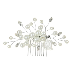 Détail du peigne à cheveux de mariée argenté avec perles, strass et motif de feuille