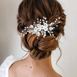 Peigne à cheveux de mariée élégant avec fleurs blanches, perles et cristaux fins