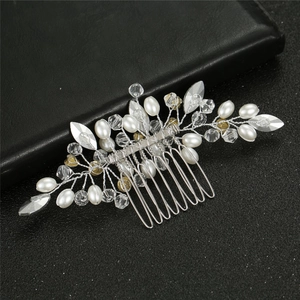 Détail du peigne à cheveux de mariée avec perles et cristaux sur fil d'argent