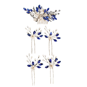 Détail de l'ensemble de peigne et épingles à cheveux en cristal bleu et perles de mariée