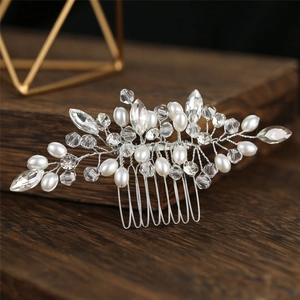 Vue détaillée du peigne à cheveux de mariée fait main avec perles et cristaux clairs