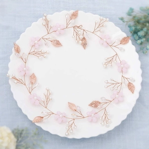 Serre-tête en or rose avec perles de cristal rose et perles sur plat blanc