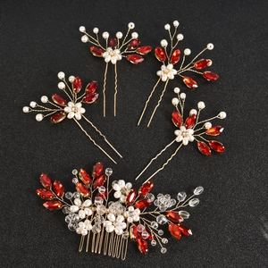 Vue détaillée du peigne et épingles à cheveux en cristal rouge et perles de mariée