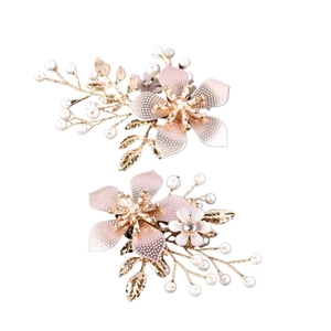 Clips de chaussures élégants avec feuilles dorées et fleurs champagne avec perles blanches