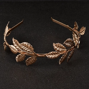 Nahaufnahme des goldenen Blätter-Haarreifens mit feiner Blattstruktur und Vintage-Stil