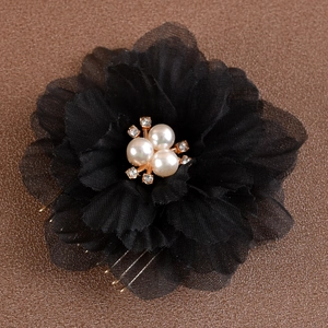 Peigne à cheveux de mariée avec fleurs en résille noire, perles blanches et cristaux brillants