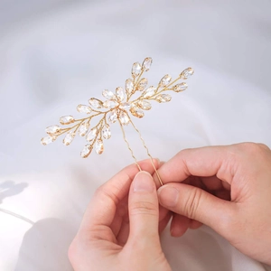Détail d'épingle à cheveux dorée faite main avec cristaux marquise pour coiffure de mariée