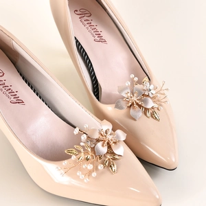 Boucles de chaussures amovibles feuilles dorées et perles sur escarpins pointus nudes